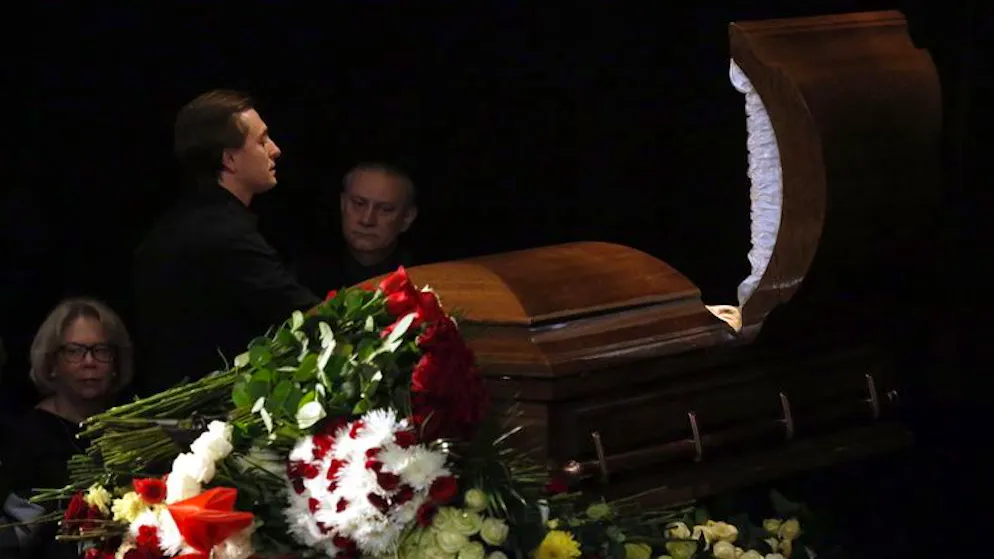 Der russische Schauspieler Sergei Bezrukov (2. v. l.) erweist im Jahr dem verstorbenen Filmregisseur Eldar Ryazanov während einer Abschiedszeremonie in Moskau die letzte Ehre.