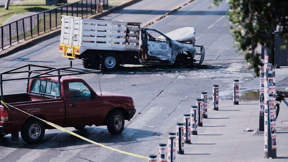 Medien: Drogenboss «El Mencho» tot – Autos brennen - Gallery. Ein Fahrzeug steht ausgebrannt auf einer Strasse in Guadalajara im mexikanischen Bundesstaat Jalisco. 