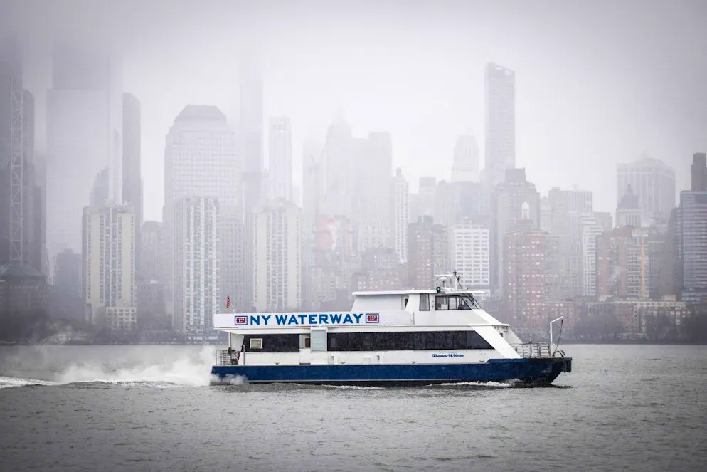Un ferry navigue sur l’Hudson alors que la neige tombe sur New York, ce dimanche 22 février 2026.