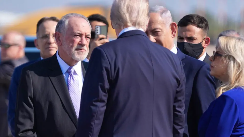 ARCHIV - US-Präsident Donald Trump (M) spricht mit dem US-Botschafter in Israel, Mike Huckabee (l), und dem israelischen Ministerpräsidenten Benjamin Netanjahu (Archivbild). Foto: Evan Vucci/AP/dpa