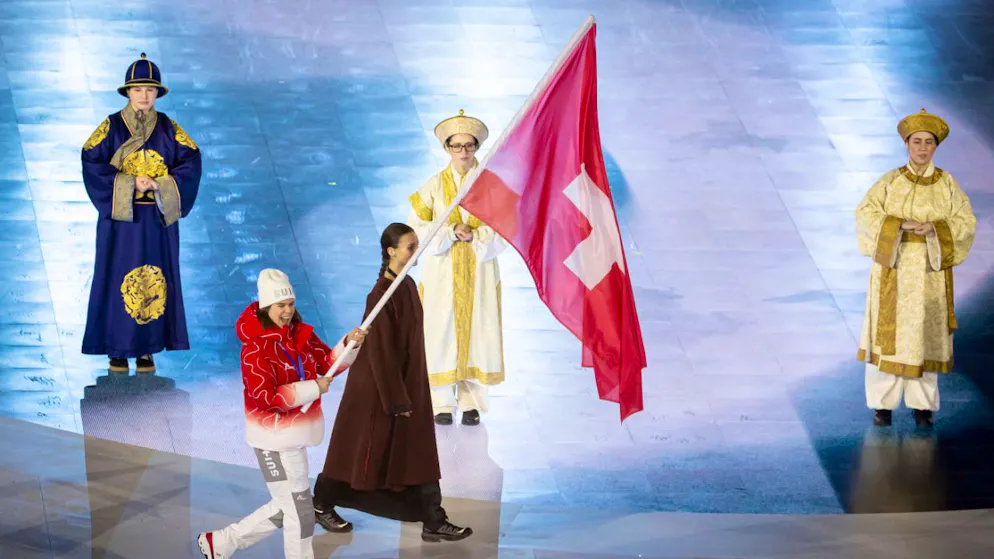 Die Winterspiele sind beendet - Gallery. Alina Müller durfte die Schweizer Fahne tragen