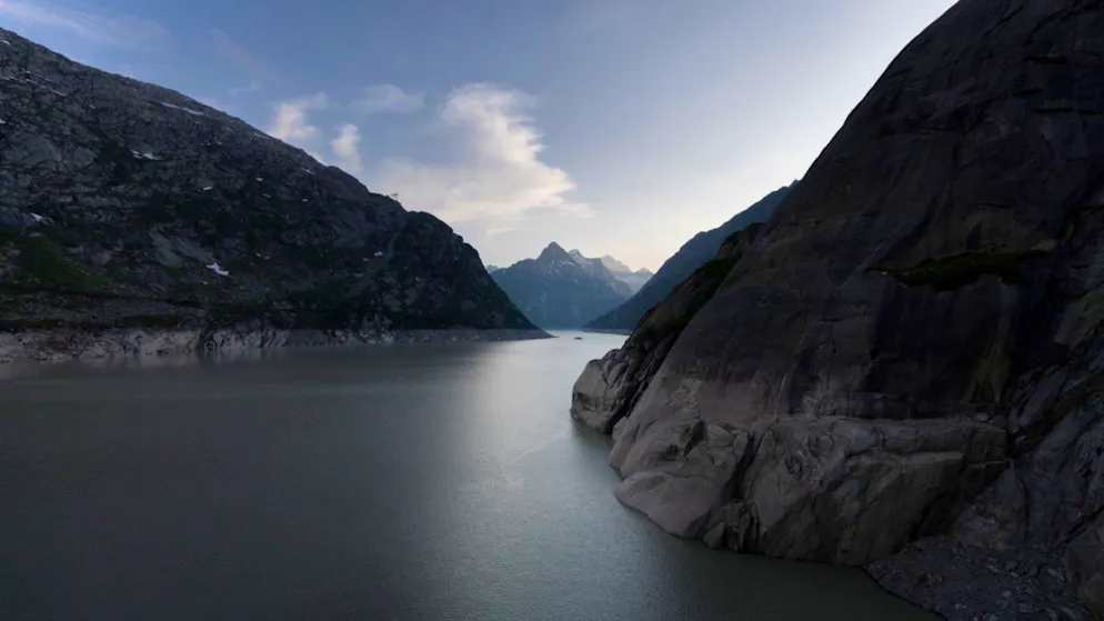 Im Berner Oberland tobt ein Streit um den Wasserkraft-Ausbau: Im Bild der Stausee der Staumauer Spitallamm der Kraftwerke Oberhasli (KWO). (Archivbild)