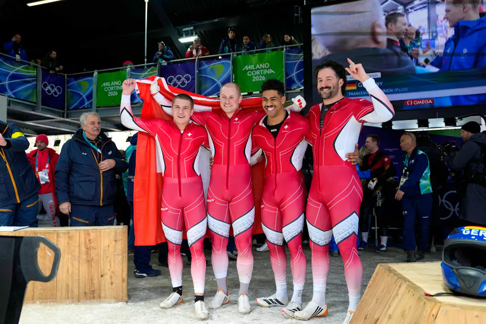 Seconda settimana delle Olimpiadi di Milano-Cortina. Michael Vogt, Andreas Haas, Amadou David Ndiaye e Mario Aeberhard festeggiano la medaglia olimpica.