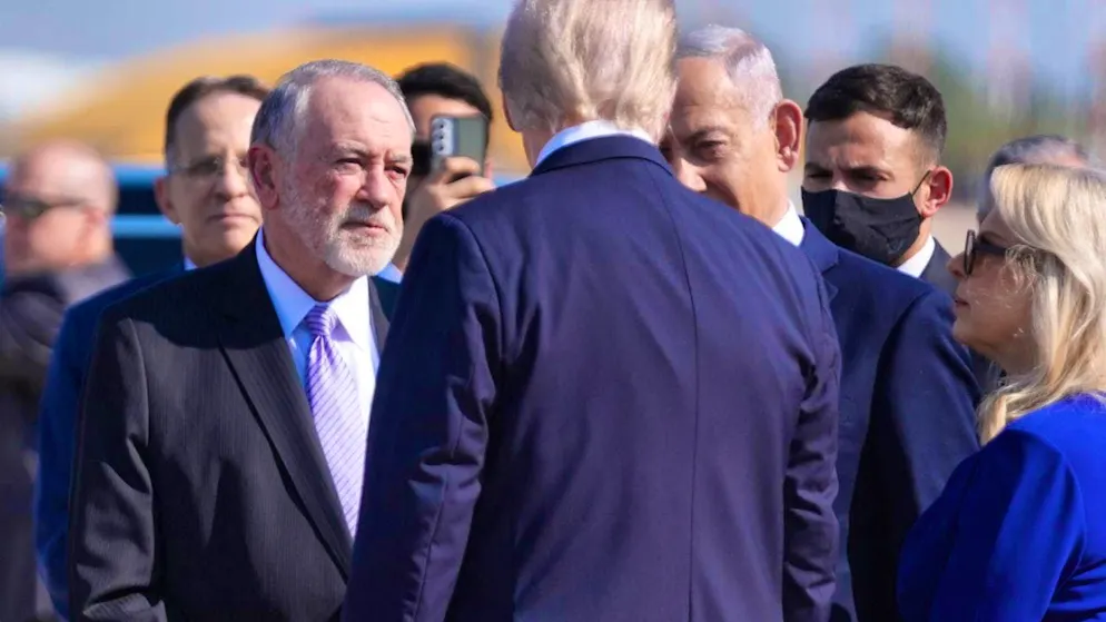 ARCHIVE - US President Donald Trump (M) speaks with the US ambassador to Israel, Mike Huckabee (l), and Israeli Prime Minister Benjamin Netanyahu (archive photo). Photo: Evan Vucci/AP/dpa