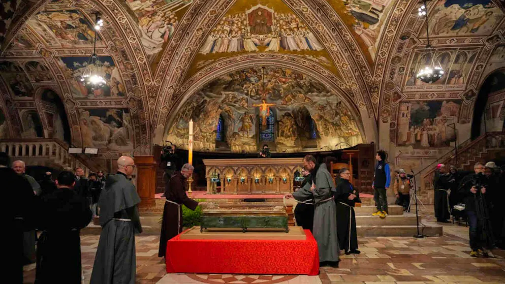 Les reliques de François d'Assise exposées pour la première fois - Gallery. Le corps est exposé devant l'autel de l'église inférieure de la basilique Saint-François d'Assise.