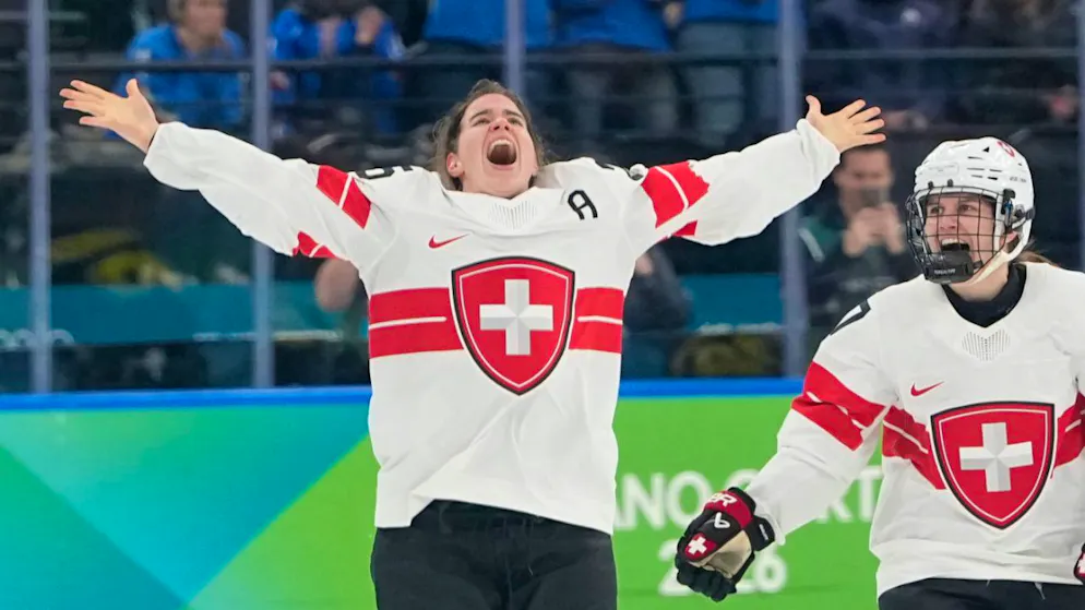 Bronze-Heldin. Alina Müller trägt an der Schlussfeier die Schweizer Fahne