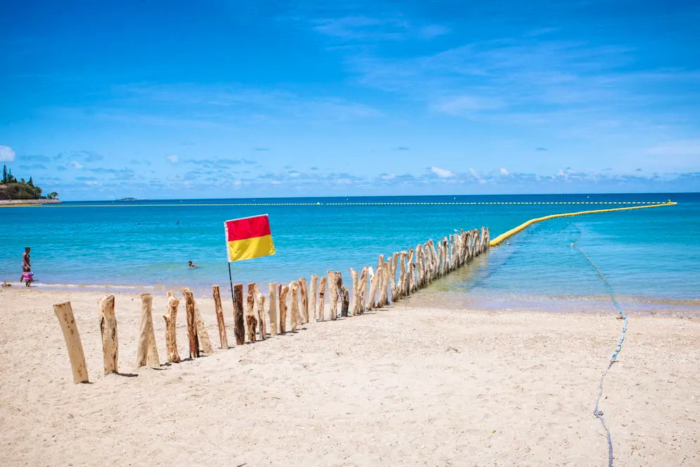 Une barrière maritime en filet pour prévenir les attaques de requins, sur une plage de la baie des Citrons à Nouméa (archives). 