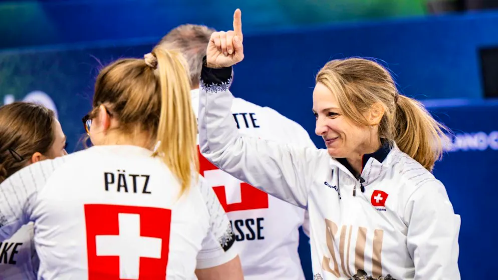 Fingers pointing upwards: Silvana Tirinzoni (right), Alina Pätz and their teammates are aiming for the first Olympic victory for the Swiss women on Sunday