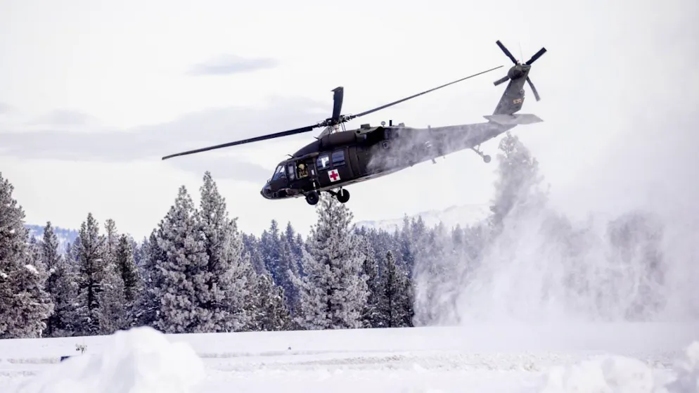 Ein Blackhawk-Hubschrauber der US-Armee hebt ab, um Skifahrer zu bergen, die bei einem Lawinenabgang ums Leben gekommen sind. Foto: Stephen Lam/San Francisco Chronicle/AP/dpa - ACHTUNG: Nur zur redaktionellen Verwendung und nur mit vollständiger Nennung des vorstehenden Credits
