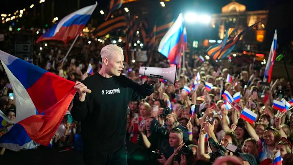 Der russische Popstar Shaman, Jaroslaw Dronow, tritt 2024 während eines Konzerts vor der US-Botschaft in Moskau auf und reagiert damit auf die Entfernung seiner Lieder durch die grossen westlichen Streaming-Plattformen. 