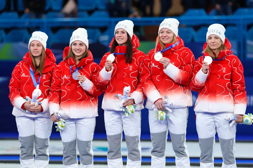 Alle Schweizer Olympia-Medaillen. Die Schweizer Curlerinnen verlieren zwar den Final gegen Schweden, gewinnen aber Silber.