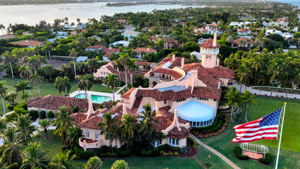 ARCHIV - Luftaufnahme des Mar-a-Lago-Anwesens. Foto: Steve Helber/AP/dpa