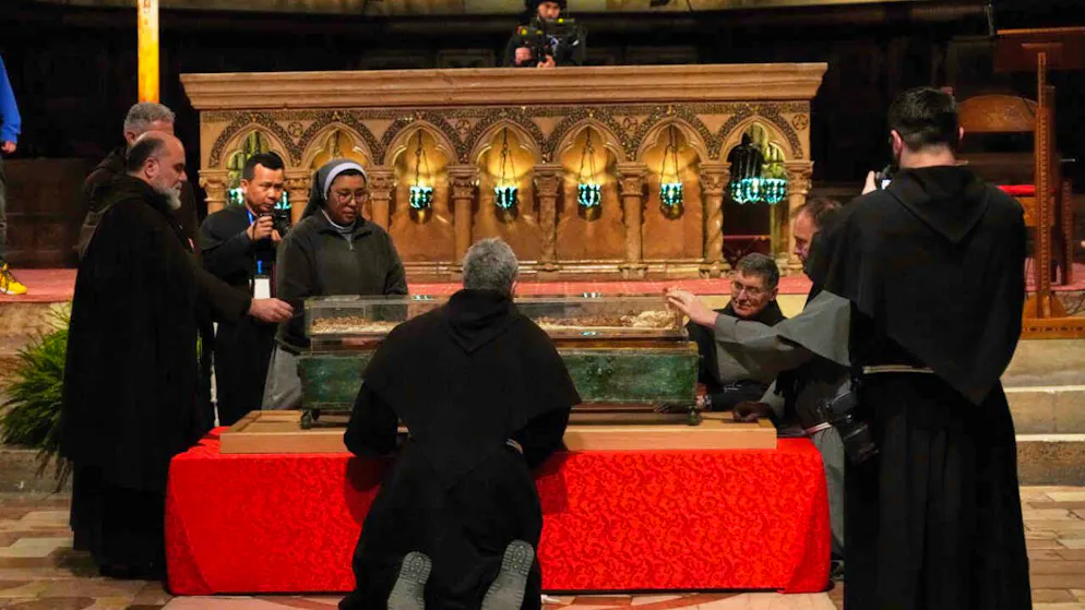 Les reliques de François d'Assise exposées pour la première fois - Gallery. Les fidèles peuvent se recueillir jusqu'au 22 mars devant la dépouille de Saint François d'Assise.
