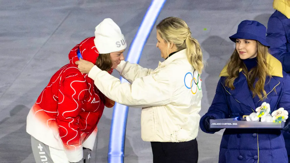 Die Winterspiele sind beendet - Gallery. Nadja Kälin erhält während der Schlusszeremonie die Bronzemedaille umgehängt
