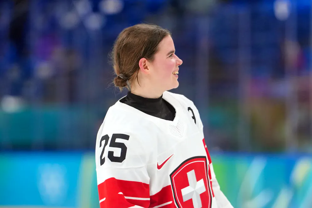 Alina Müller portera le drapeau suisse dimanche soir lors de la cérémonie de clôture.