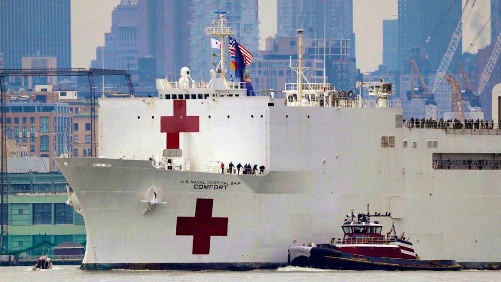 The US hospital ship "USNS Comfort" in the harbor of New York City.