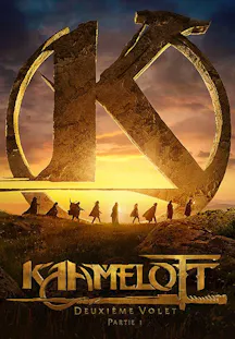 Eine Gruppe von Silhouetten wandert bei Sonnenuntergang vor einem riesigen, steinernen K-Logo durch eine Hügellandschaft.