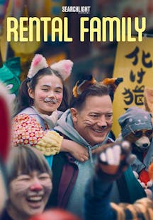 Brendan Fraser und ein junges Mädchen tragen Katzenohren und aufgemalte Schnurrhaare im Gesicht, während sie freudig durch eine belebte japanische Straße laufen.