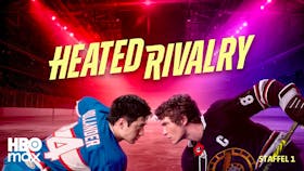 Zwei junge Eishockeyspieler in gegnerischen Trikots (blau und schwarz) stehen sich auf dem Eis mit intensiven Blicken direkt gegenüber, während die Arena im Hintergrund in kräftigem Magenta leuchtet.