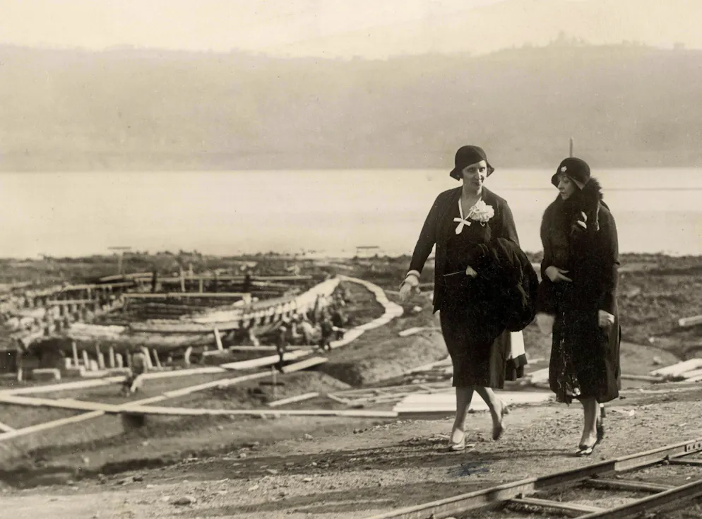 Besucher Nemi-Schiffe. Und natürlich die internationale High-Society: Hier im Bild Millicent Veronica Willison, die Frau von William Randolph Hearst. Hearst war ein einflussreicher US-amerikanischer Zeitungsverleger, Medienunternehmer und Politiker. Berühmt wurde er für den sogenannten «Yellow Journalism», also die sensationsgetriebene, oft stark zugespitzte Berichterstattung.