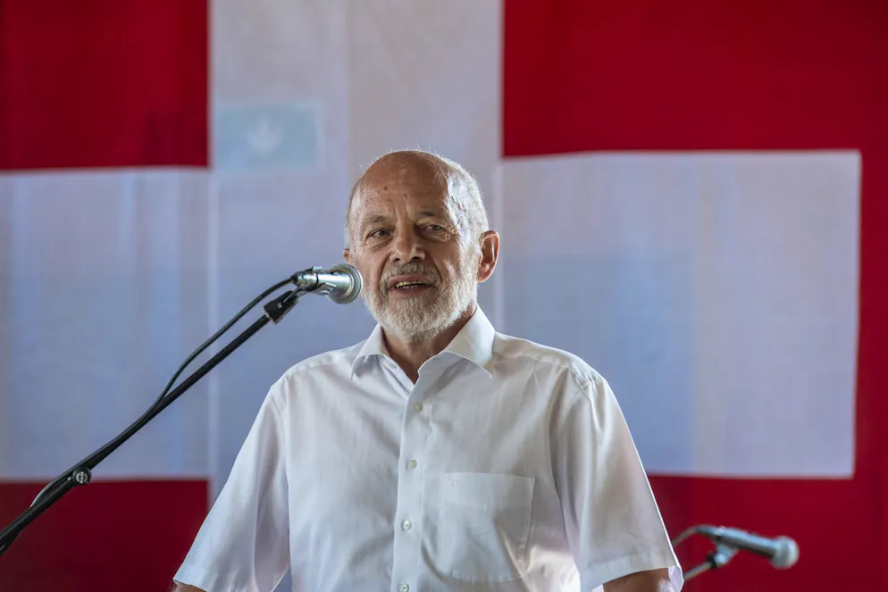 Schnitzelbängg 2026 Frühfranzösisch. Dr Ueli Murer sait miir ganz disgreet, das isch doch biireweich<br>Das Friefranzösisch isch e Seich<br>Das duet mi an dr Schwyz halt steere<br>Die sotte doch kyneesisch leere <br><br>(Gnallfrosch)