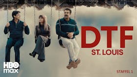 Drei Personen sitzen nebeneinander auf Schaukeln vor einem bewölkten Himmel, während am oberen Bildrand eine gespiegelte Vorstadt-Wohnsiedlung kopfüber zu sehen ist.