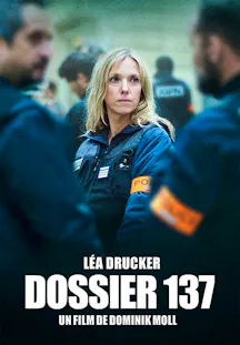 Léa Drucker in Polizeiuniform blickt konzentriert zwischen zwei unscharfen Kollegen hindurch auf dem Filmplakat zu Dossier 137.
