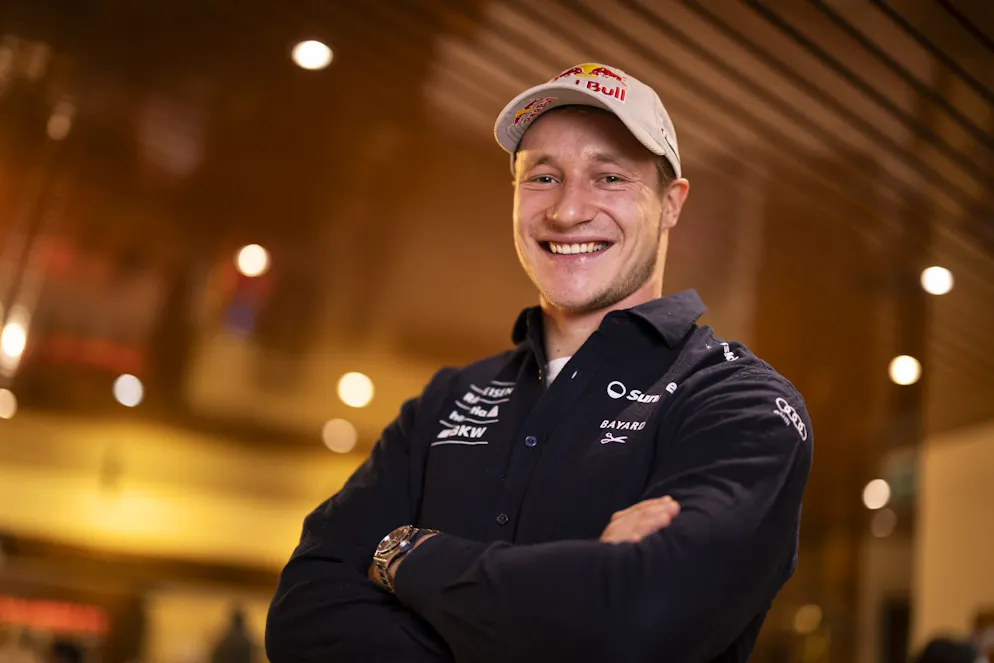 Schnitzelbängg 2026 Sport. Jeedes Wuchenänd, ych ha’s langsaam satt<br>Schwäärmt myyn vom Marco Odermatt<br>«So athleetisch und männlig» duet sy lalle<br>Dä Köörper wuurd ere schuurig gfalle<br>Nääbe däm Adonis, das saag ych iihne<br>Gseehn ych uss wie em Marco sy Wöschmaschiine <br><br>(Giftspritzi)