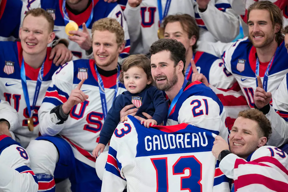 Videoanruf von Trump: US-Cracks Eishockey-Olympiasieger - Gallery. Die US-Cracks feiern mit dem Trikot des verstorbenen Kollegen Johnny Gaudreau und seinen Kindern.