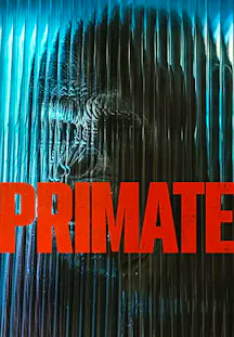 Düsteres Filmposter für „Primate“ mit der Nahaufnahme eines Gorillagesichts, das durch eine vertikal geriffelte Glasstruktur verzerrt und blau beleuchtet wird.