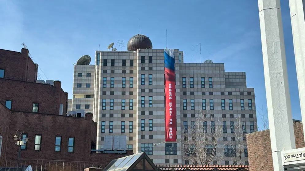 Die russische Botschaft hat an ihrer Außenfassade ein Banner angebracht, auf dem der Schriftzug «Der Sieg wird unser sein» prangt. Foto: Fabian Kretschmer/dpa