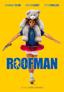 Channing Tatum balanciert in Unterwäsche mit einem riesigen Teddybär auf den Schultern und einer Pistole in der Hand vor gelbem Hintergrund.