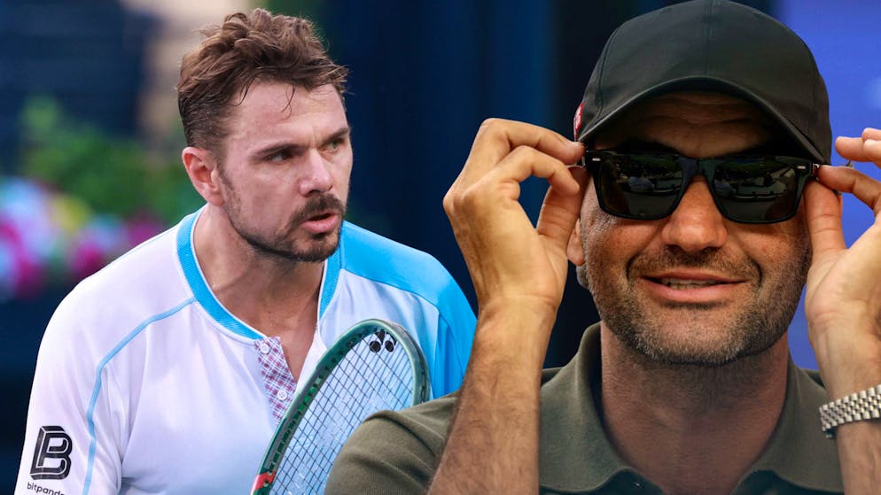 Roger Federer schaut Stan Wawrinka bei der Arbeit zu.