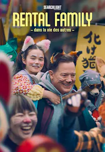 Brendan Fraser und ein junges Mädchen mit Katzenohren-Haarreifen und geschminkten Katzengesichtern lächeln auf dem bunten Filmplakat zu Rental Family.