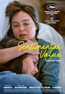 Eine junge Frau liegt im Bett und hält eine andere Person fest im Arm, beide wirken emotional bewegt; im Hintergrund sind Festival-Logos von Cannes und Locarno zu sehen.