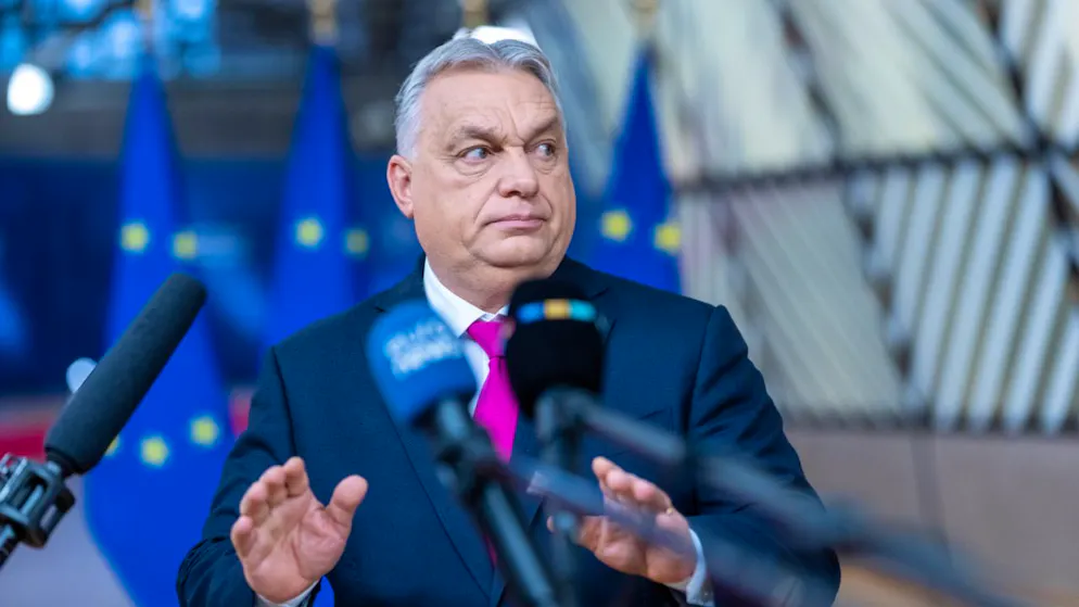 ARCHIV - Viktor Orban, Ministerpräsident von Ungarn, kommt zu der ersten Arbeitssitzung beim EU-Gipfel. Orban droht, Sanktionen gegen Russland und ein Darlehen für die Ukraine zu blockieren. Foto: Michael Kappeler/dpa