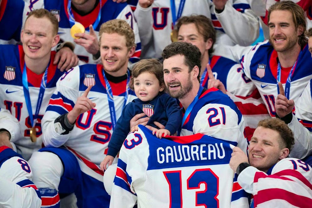 Video call from Trump: US ice hockey cracks win the Olympics - Gallery. The US cracks celebrate with the jersey of their deceased colleague Johnny Gaudreau and his children.