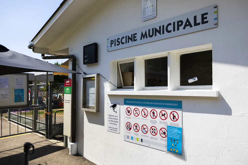 Schnitzelbängg 2026 Frühfranzösisch. Dr Stand vom Friehfranzösisch, dää isch als no grytisch.<br>Drum diskutiert me s jeedes Joor wiider politisch.<br>Es wär doch gscheyt, wenn miir dört sproochlig besser wäre<br>zum de Franzoose d Baadi-Reegle rächt erglääre. <br><br>(D‘Schnittstell)