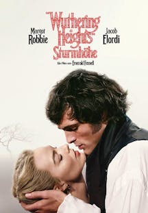 Margot Robbie und Jacob Elordi in einer innigen Umarmung, kurz vor einem Kuss, vor einem schlichten hellen Hintergrund mit der Silhouette eines Baumes.