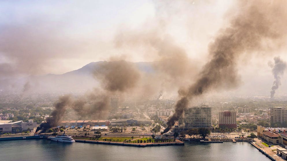 Medien: Drogenboss «El Mencho» tot – Autos brennen - Gallery. In der beliebten Feriendestination Puerto Vallarta waren am Sonntag schwarze Rauchwolken zu sehen, die zwischen den Gebäuden aufstiegen.