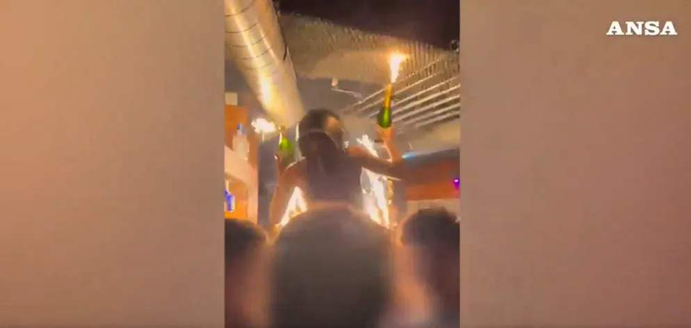 In the video released by the Sion public prosecutor's office, the moment when the acoustic foam on the ceiling catches fire can be clearly seen.