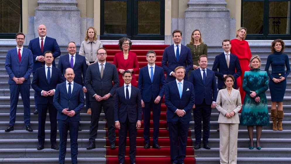 Foto di gruppo insieme al re per i ministri del nuovo esecutivo.