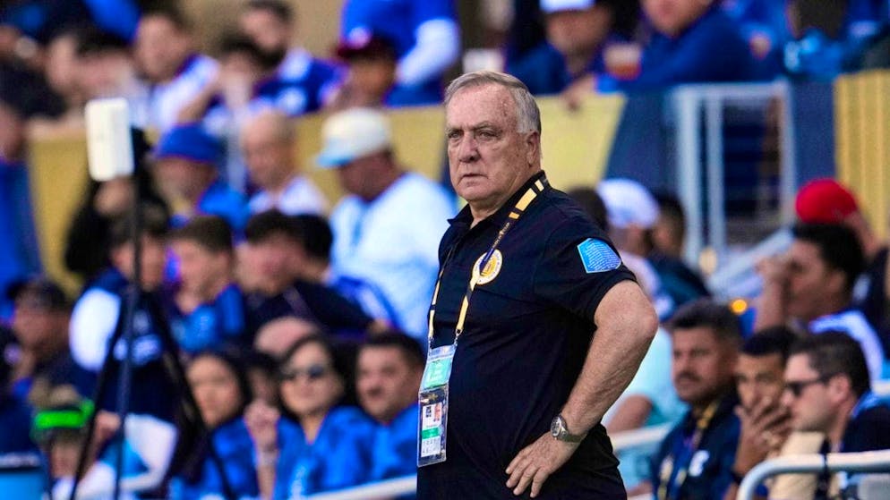 Dick Advocaat leaves Curaçao four months before the World Cup