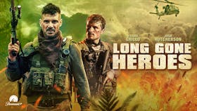 Zwei junge Eishockeyspieler in gegnerischen Trikots (blau und schwarz) stehen sich auf dem Eis mit intensiven Blicken direkt gegenüber, während die Arena im Hintergrund in kräftigem Magenta und Rot leuchtet.