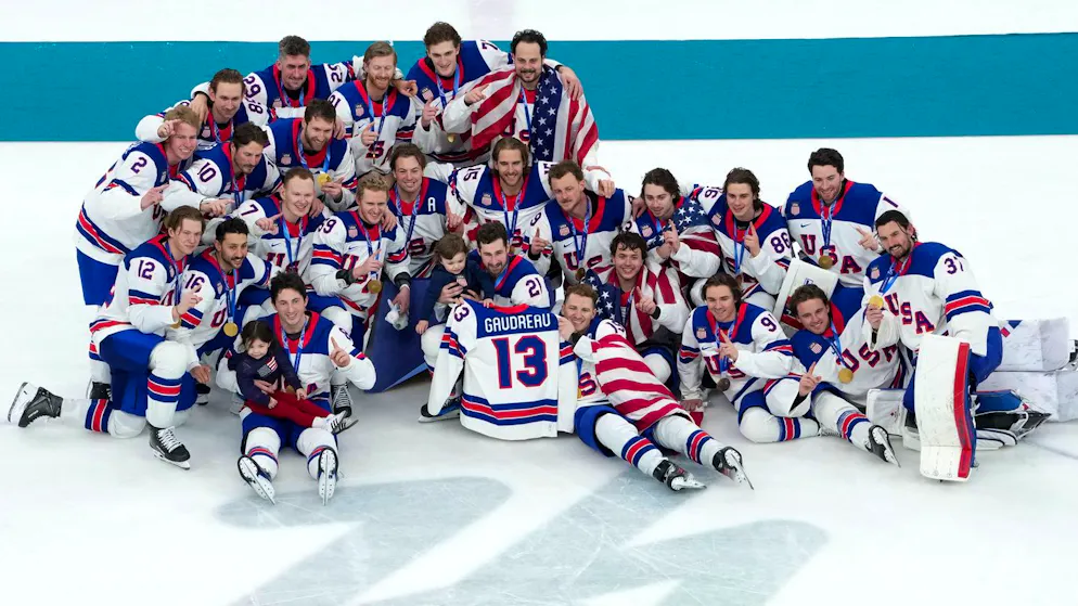 Das US-Team posiert nach dem Olympiasieg für die Kameras. Mit dabei sind auch die Kinder von Johnny Gaudreau.