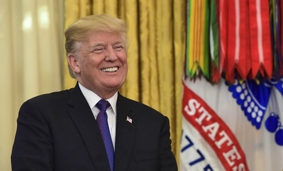 Schnitzelbängg 2026 Trump. Für neui Zeen wirsch z’Ungarn fündig, Auge lasere, kurz und bündig.<br>Z’Thailand muesch nid lang studiere, dert giz Brüscht zum implantiere.<br>Für dichters Hoor gosch in Türkei, implantiert gsehts uss wie ney.<br>In d USA dert anefarsch, für dr allergröschti Arsch.<br><br>(MS Fischbrötli)