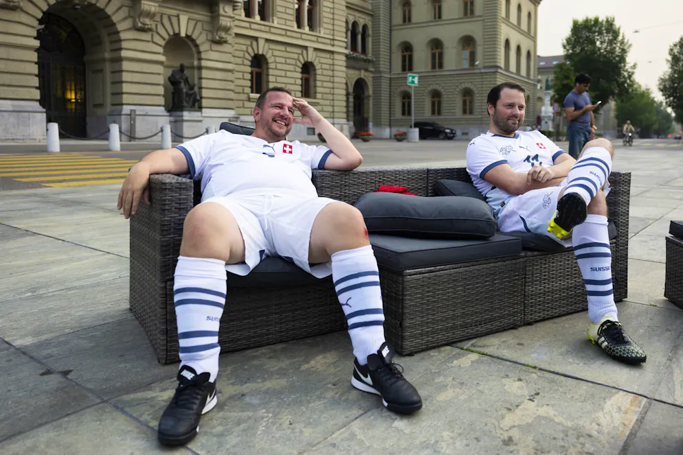 Schnitzelbängg 2026 Sport. Während dr Frauefuessball EM meint mi Maa<br>Dass me als Frau jo gar nit richtig schutte ka<br>Är seit «im Sport sin mir euch Fraue überlääge»<br>Und mit sim dicke Ranze stolz uffs Sofa glääge. <br><br>(Frau Fasnacht)