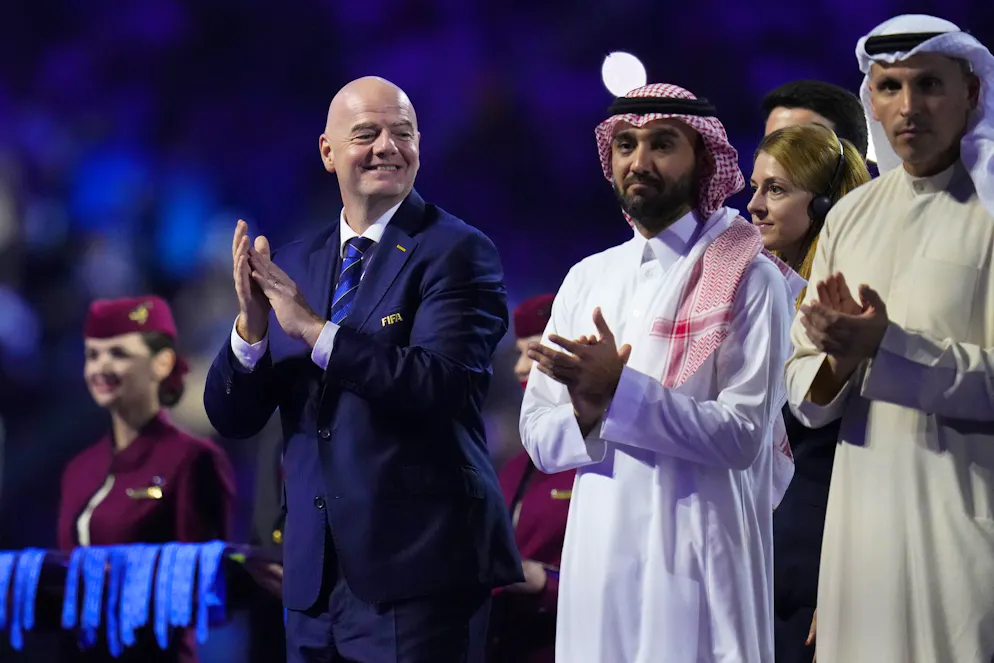 Schnitzelbängg 2026 FIFA. Bi de Saudis in dr Wieschti hesch die kriminelle Ryyche<br>In Russland e Diktaator, dää goot au üüber Lyyche<br>E Grüüsel in de USA, älter als e Dino<br>Und zämme sins die beschte Fründ vom Gianni Infantino <br><br>(Spootschicht)
