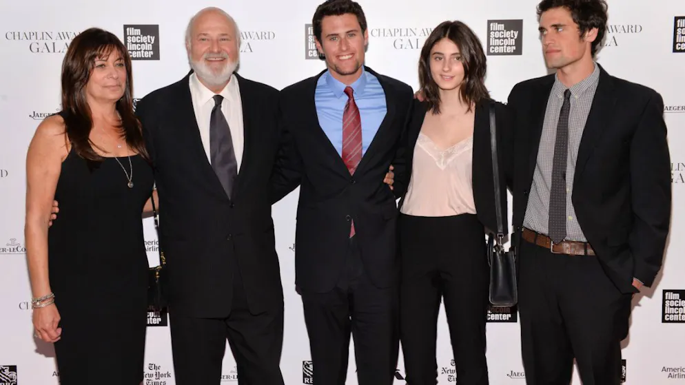 ARCHIV - Preisträger Rob Reiner (2.v.l) steht mit seiner Frau Michele (l) und den Kindern Jake (M), Romy (2.v.r) und Nick bei der 41. jährlichen Chaplin Award Gala in der Avery Fisher Hall zusammen. Nach dem Tod von «Harry und Sally»-Regisseur Rob Reiner und seiner Frau Michele ist der gemeinsame Sohn Nick Reiner festgenommen worden. Er werde verdächtigt, seine Eltern umgebracht zu haben, teilte der Polizeichef von Los Angeles, McDonnell, bei einer Pressekonferenz mit. (zu dpa: «Mordanklage: Sohn von Regisseur Reiner weist Schuld zurück») Foto: Evan Agostini/Invision/AP/dpa