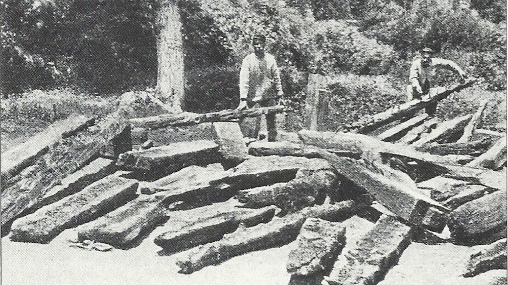 Von Eliseo Borghi aus dem Nemisee gerissene Hölzer: Ende des 19. Jahrhunderts liess der Antiquitätenhändler Teile der versunkenen Schiffe bergen – viele Balken gingen dabei unwiederbringlich verloren.
